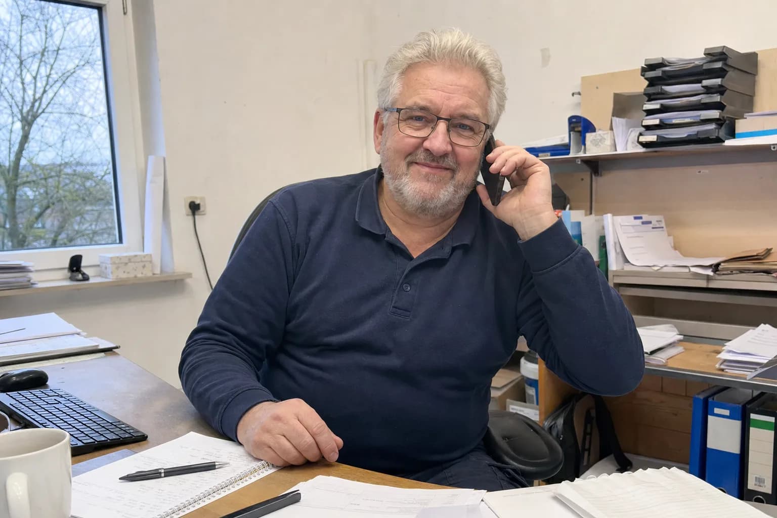 Inhaber der Kammerjäger Wagner am Telefon im Büro